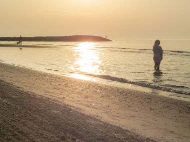 Sabahın erken saatlerinde uzun kıyı bir İtalyan Beach yürüme Rahibe