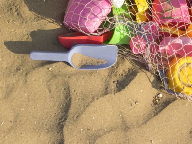 renkli plaj oyuncakları kum üzerinde