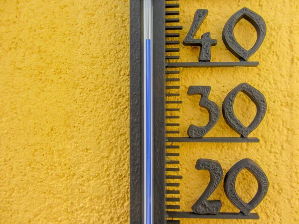 Sarı duvar dış hava sıcaklık 40 santigrat derece ölçme termometresi