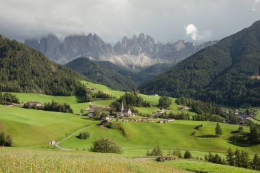 Küçük İtalyan dağ town (St. Magdalena Val di Funes Dolomites içinde )