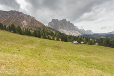 Val di Funes bir mera sonbahar (Dolomites, eski samanlıkta )