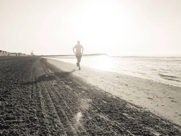 Man kör länge strandlinjen av en italiensk stranden tidigt på morgonen — Stockfoto