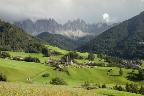 Pequeña ciudad italiana de montaña en los Dolomitas (Santa Magdalena en Val di Funes  ) — Foto de Stock