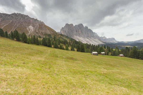 Val di Funes bir mera sonbahar (Dolomites, eski samanlıkta )