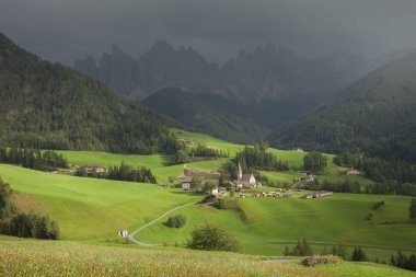Küçük İtalyan dağ town (St. Magdalena Val di Funes Dolomites içinde )