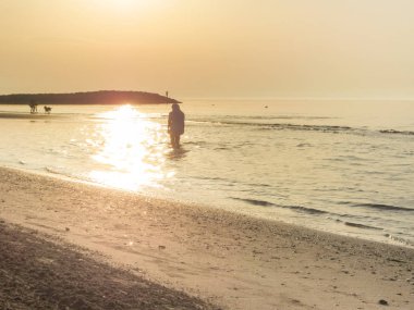 Sabahın erken saatlerinde uzun kıyı bir İtalyan Beach yürüme Rahibe