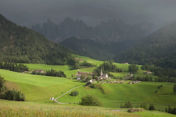 Små italienska bergsstaden i Dolomiterna (St. Magdalena i Val di Funes ) — Stockfoto