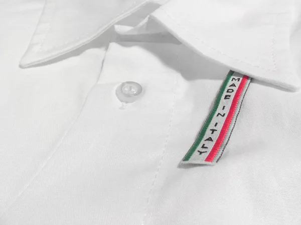 Κατασκευασμένο στην Ιταλία ετικέτα σε λευκό πουκάμισο — Φωτογραφία Αρχείου