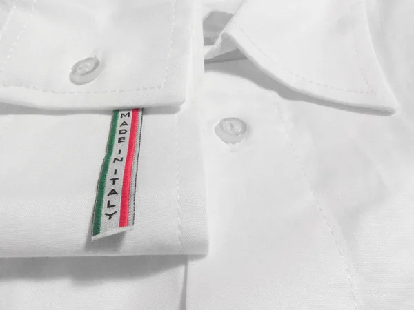 Etiqueta Made in Italy en camisa blanca —  Fotos de Stock