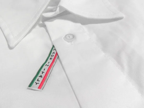 Etiqueta Made in Italy en camisa blanca —  Fotos de Stock