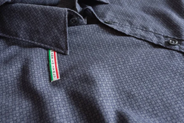 Etiqueta made in Italy con camisa de algodón azul — Foto de Stock