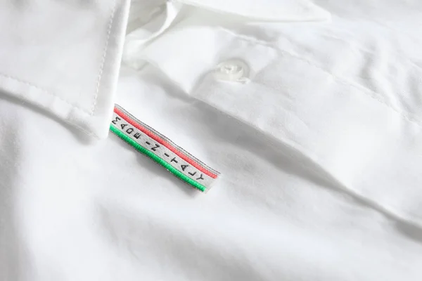 Etiqueta Made in Italy en camisa blanca — Foto de Stock