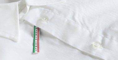 İtalya etiketi beyaz gömlek üzerinde yapılan