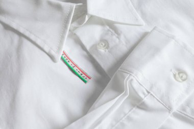 İtalya etiketi beyaz gömlek üzerinde yapılan