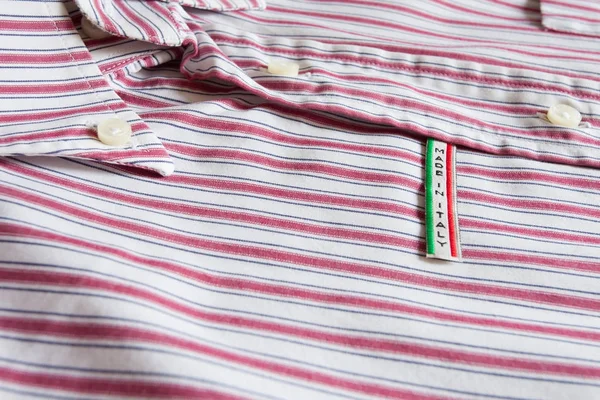 Etiqueta made in Italy sobre camisa de algodón —  Fotos de Stock