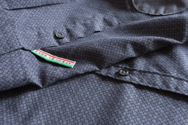 Etiqueta made in Italy con camisa de algodón azul — Foto de Stock