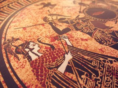 Bir tabak üzerinde eski bir tarihi Yunan boya detay. Efsanevi kahramanlar ve Tanrılar üzerinde mücadele