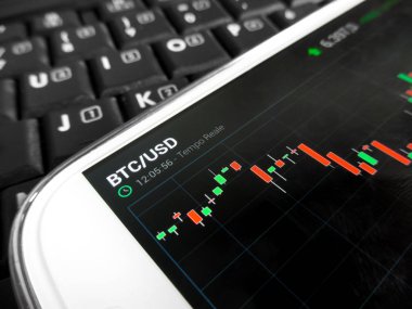 bir smartphone kullanarak bitcoins ticaret