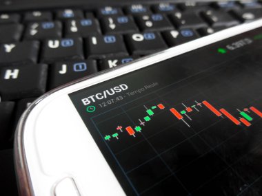 bir smartphone kullanarak bitcoins ticaret