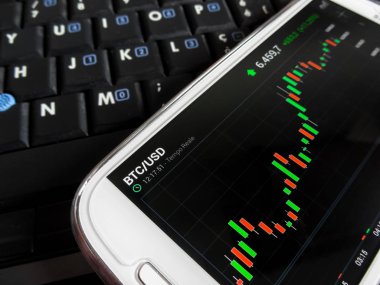 bir smartphone kullanarak bitcoins ticaret