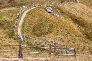 Tahta çit Val di Funes uzun bir yol
