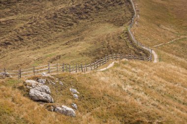 Tahta çit Val di Funes uzun bir yol