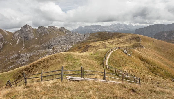 Houten hek lang een pad in Val di Funes — Stockfoto