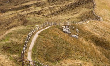 Tahta çit Val di Funes uzun bir yol
