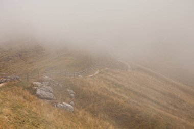 Tahta çit Val di Funes uzun bir yol