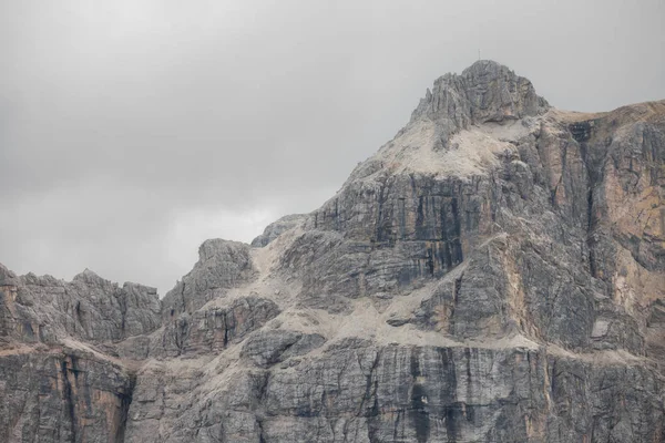 Puez monte em uma manhã nublada no lado oriental das Dolomitas italianas — Fotografia de Stock