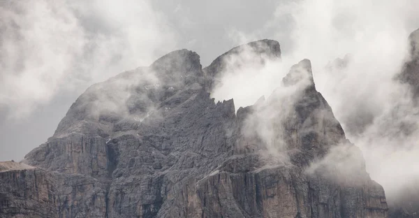 Χαμηλά σύννεφα ανάμεσα στις κορυφές Piz Duleda Puez ομάδα στην περιοχή Δολομιτών — Φωτογραφία Αρχείου