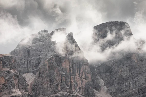 Χαμηλά σύννεφα ανάμεσα στις κορυφές Piz Duleda Puez ομάδα στην περιοχή Δολομιτών — Φωτογραφία Αρχείου
