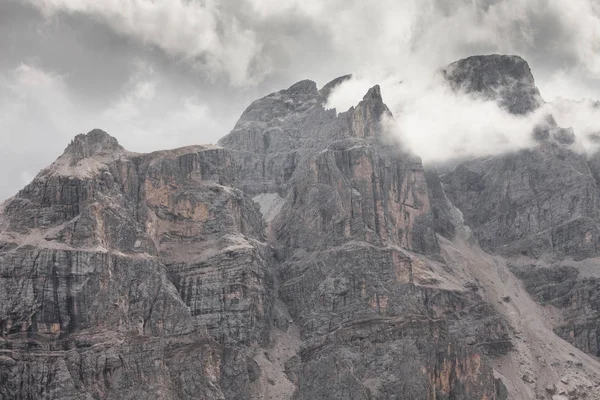 Lage wolken onder de toppen van de Piz Duleda Puez groep op het gebied van de Dolomieten — Stockfoto