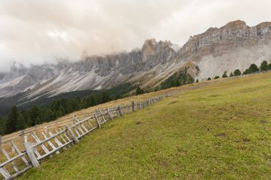 İtalya 'daki Val di Funes otlağının ahşap çiti.