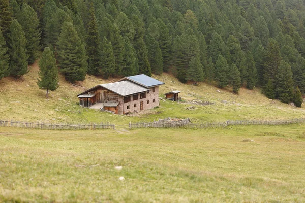 Ländliche Szenerie von einer Schutzhütte mit Photovoltaikanlagen inmitten einer Alm in val di funes, Italien — Stockfoto