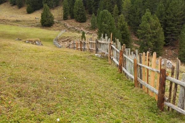 Clôture en bois d'un pâturage à Val di Funes en Italie — Photo