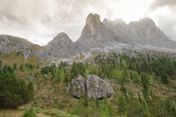 Grande pietra rotta ai piedi del gruppo Odle nelle Dolomiti — Foto Stock