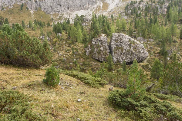 Grande pierre cassée au pied du groupe Odle dans les Dolomites — Photo