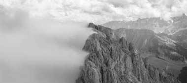 Dolomites rüzgarlı bir günde bir dağ sırtı havadan görünümü