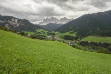 Küçük İtalyan küçük kasaba, St. Magdalena Val di Funes içinde harika doğal ortamda