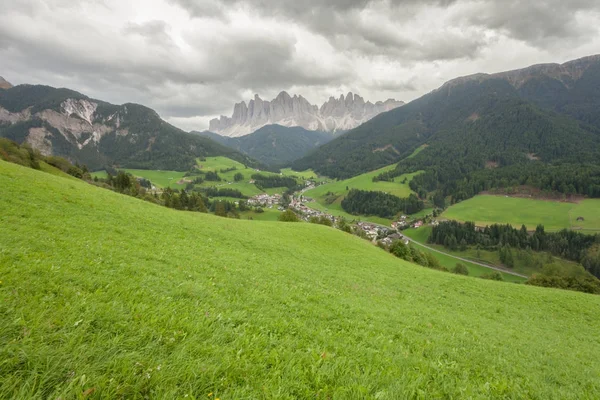 Pequena cidade italiana de Santa Madalena em Val di Funes em maravilhoso ambiente natural — Fotografia de Stock