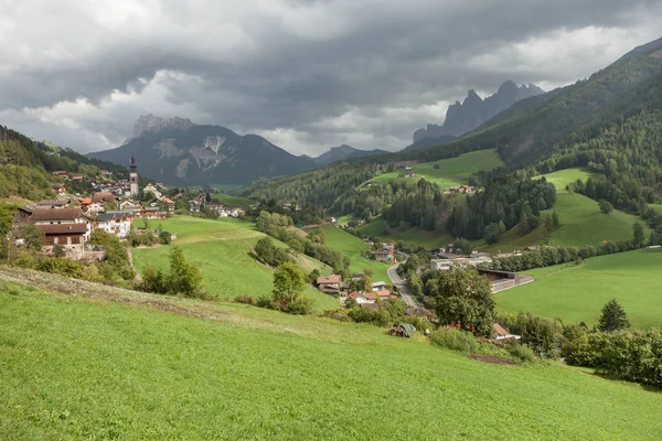 Pequena cidade italiana de São Pedro em Val di Funes em maravilhoso ambiente natural — Fotografia de Stock