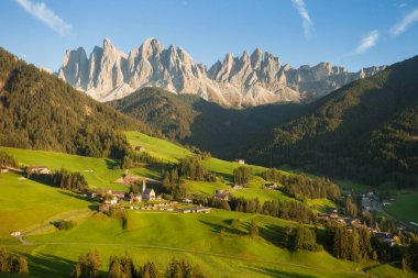 Gün batımında Val di Funes 'da küçük bir İtalyan dağ kasabası olan St. Magdalena