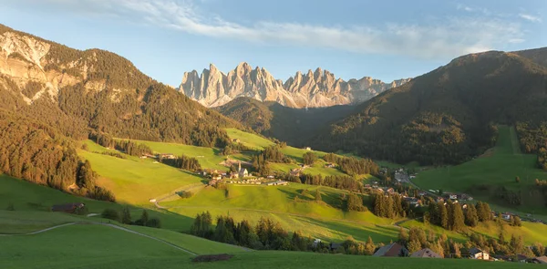 Pequena cidade montanhosa italiana de Santa Madalena em Val di Funes ao pôr do sol — Fotografia de Stock