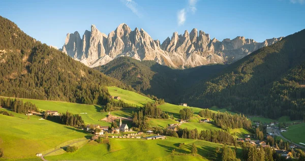 Gün batımında Val di Funes 'da küçük bir İtalyan dağ kasabası olan St. Magdalena — Stok fotoğraf