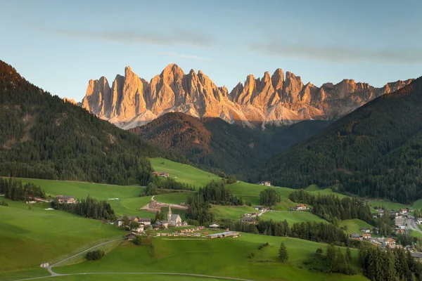 Pequeña ciudad italiana de montaña de Santa Magdalena en Val di Funes al atardecer — Foto de Stock