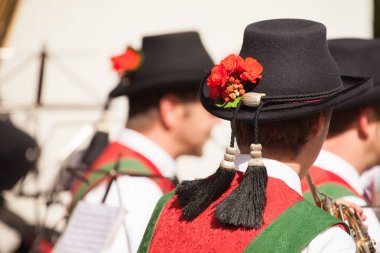 Val di Funes (South Tyrol bir sonbahar yerel kutlama sırasında tipik kostüm genç müzisyen )