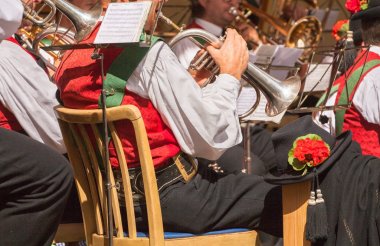 Val di Funes (South Tyrol bir sonbahar yerel kutlama sırasında tipik kostüm genç müzisyen )