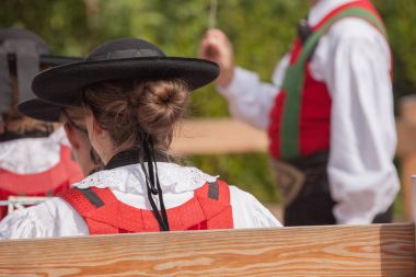 Genç müzisyen kız Val di Funes (South Tyrol bir sonbahar yerel kutlama sırasında tipik kostüm )