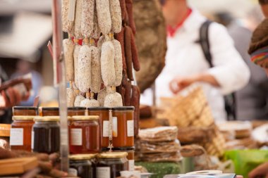 geleneksel yemekler piyasa ahır Val di Funes (South Tyrol bir sonbahar yerel kutlama sırasında )